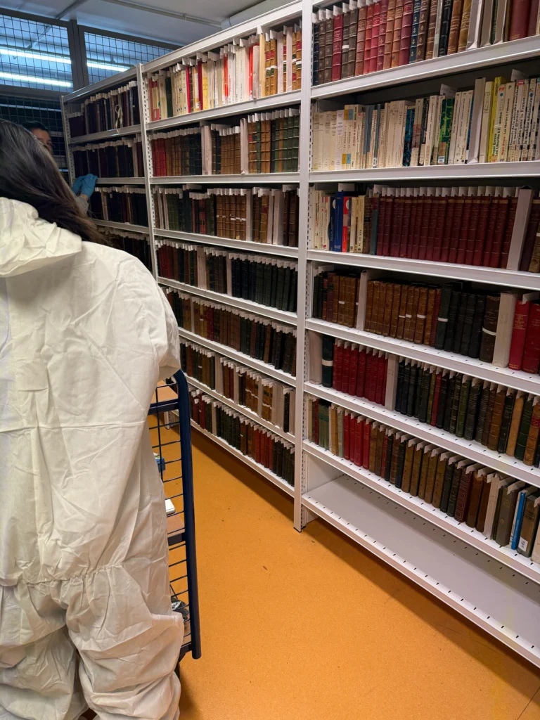 Rayonnages de livres du Conseil d’État lors d’un récolement sanitaire.