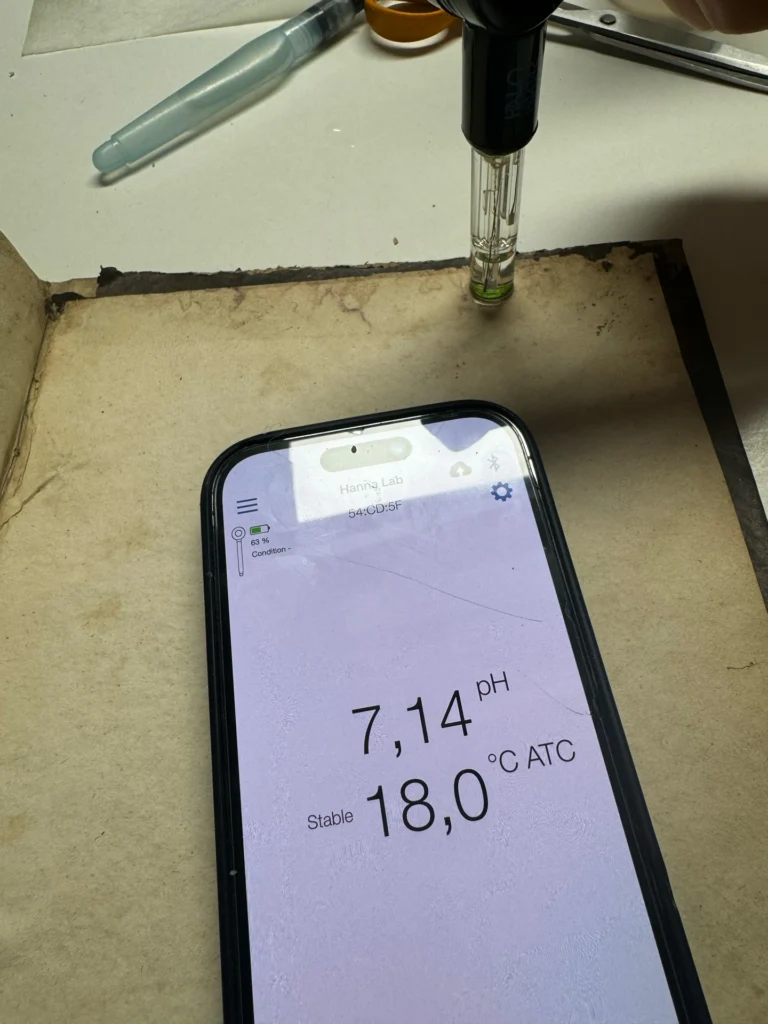 Mesure du pH d’un document sur papier à l’aide d’une sonde reliée à un écran.
